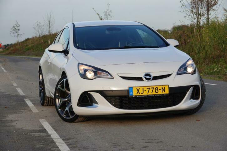 Opel Astra 2.0 Turbo 206KW GTC OPC 2013 Wit (met bearlock)