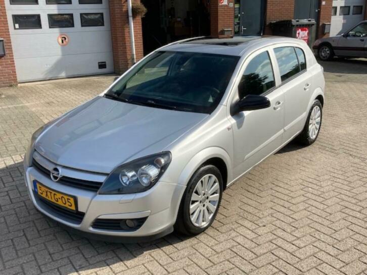 OPEL ASTRA PANORAMADAK  AIRCO BJ 2005 izgst