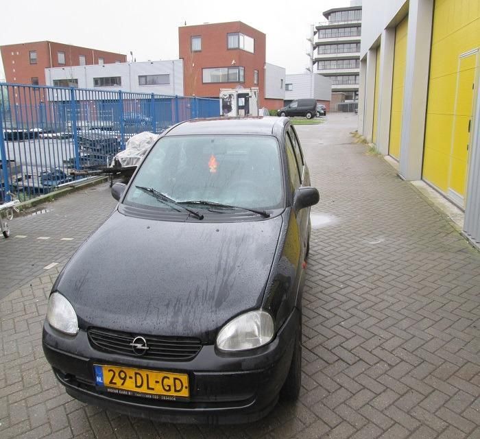 opel corsa 1.2 benzine 5 drs zwart 