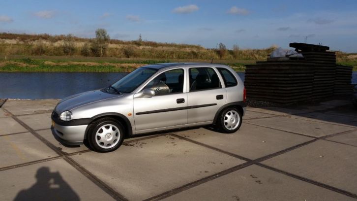 Opel Corsa 1.2 I 16V 5D 2000 Grijs