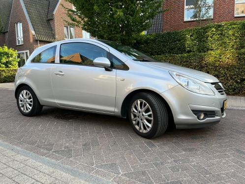 Opel Corsa 1.4-16V Enjoy met o.a. navigatie, airco, trekhaak