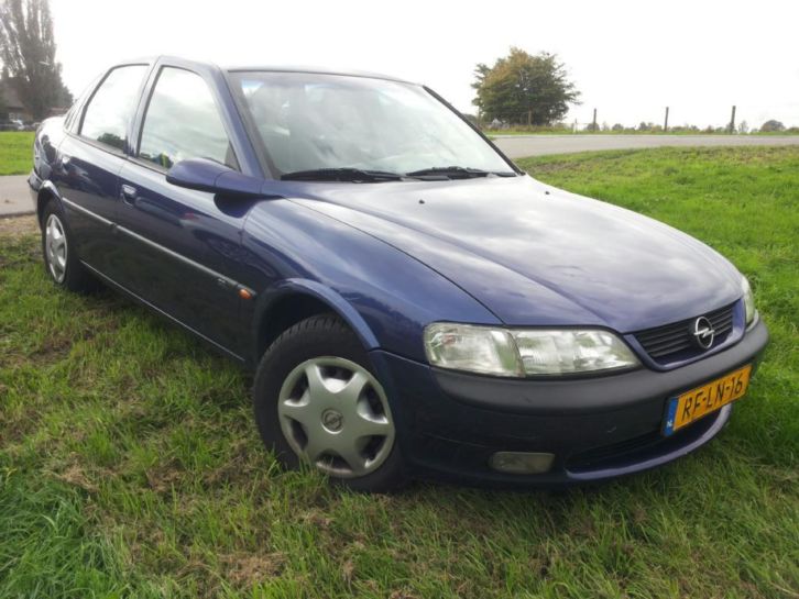 Opel Vectra 1.8 I 16V SDN 1997 Blauw (paars)