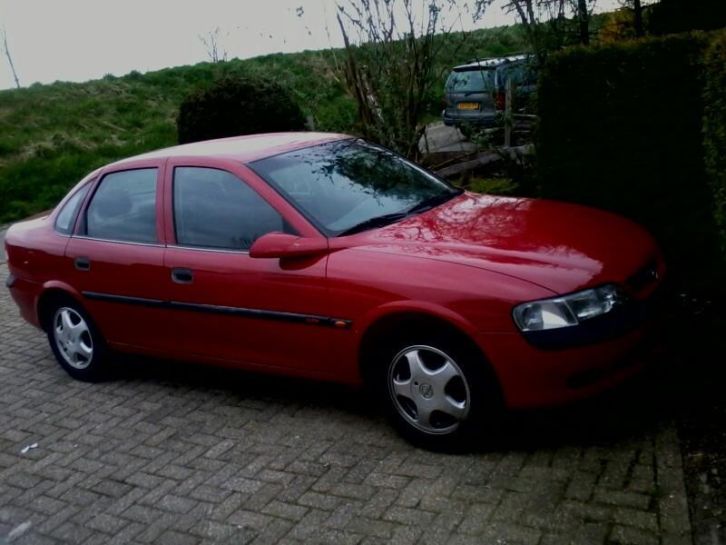 Opel Vectra 1.8 I 16V SDN 1998 Rood