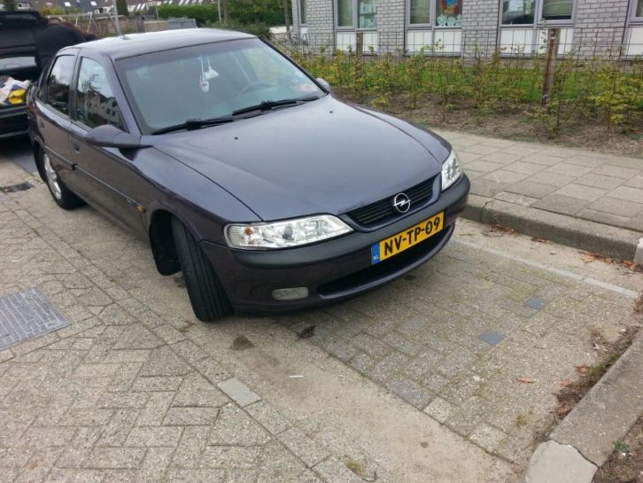 Opel Vectra 2.5 V6 HB 1996 Paars