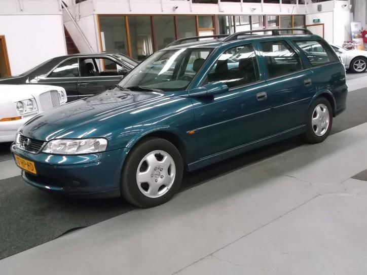 Opel Vectra Wagon 2.2-16V Business Edition (bj 2001)