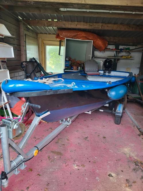 open boot met aanhangmotor en trailer