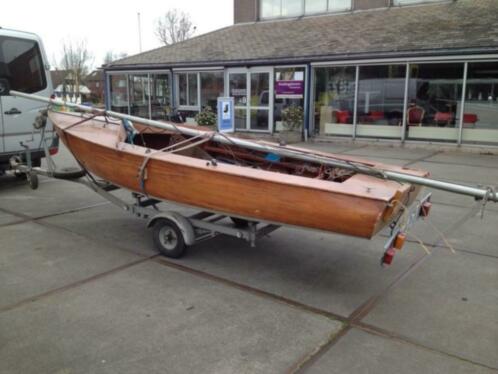 Open houten zeilboot op trailer (FD of Vrijheid of 470 open)