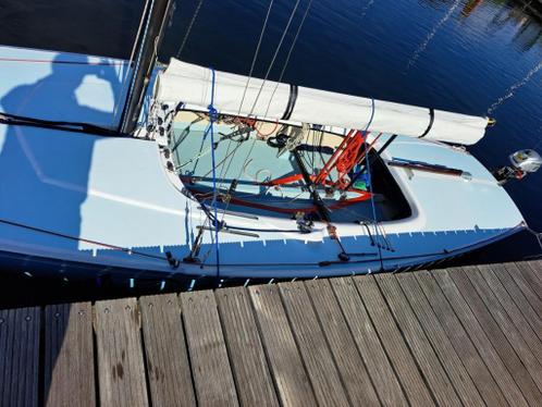 open zeilboot Dyas met trailer