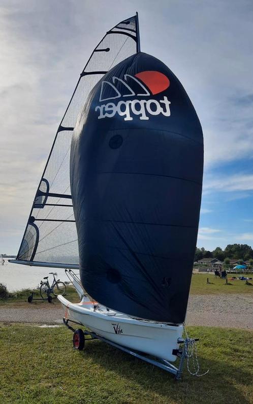 Open zeilboot Topper Topaz Vibe Race XT met strandtrailer