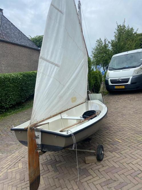 Open zeilbootje (compleet) met gaffeltuig en handtrailer.