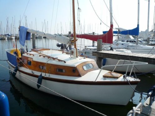 Opknapper kajuitzeilboot met Yamaha 8pk 4-takt buitenboord