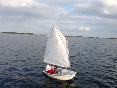 Optimist met mooie zeiluitrusting
