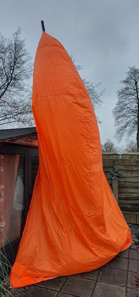Oranje lichtgewicht spinaker. 355x255cm. De Vries zeilmaker