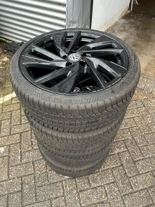 Originele 19 inch Volkswagen Golf velgen met winterbanden