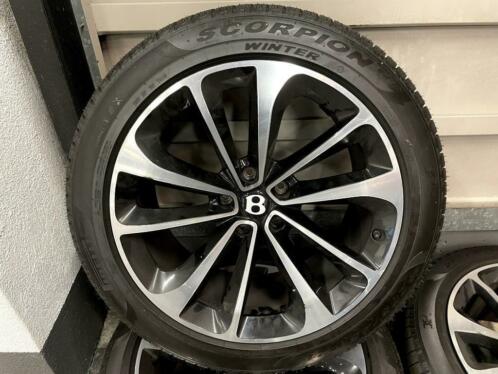 Originele 21 inch Bentley velgen met Pirelli winterbanden