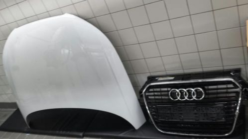 Originele Audi A1 S-line motorkap en gril met lichte schade 