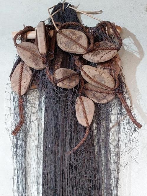 Oud antiek katoenen visnet touw kurken drijvers aan stok