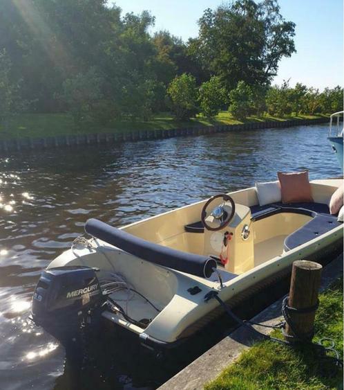 Oud Huijzer klaar om te varen in AMS  4.20m  Mercury 9.9