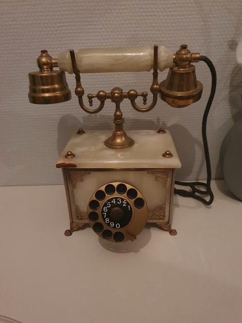 Oude decoratieve telefoon.