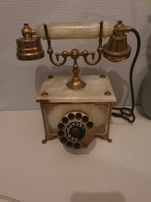 Oude decoratieve telefoon. Uitgevoerd in onyx en messing