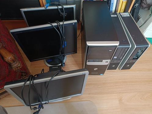 Oude desktops met beeldschermen
