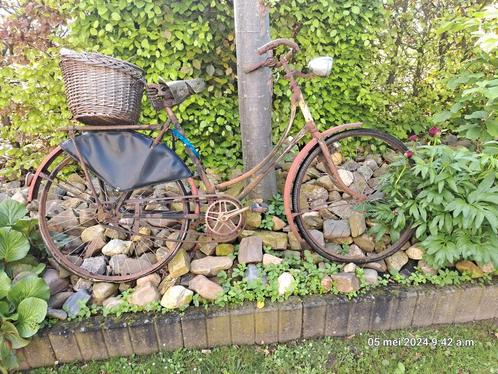 Oude fiets voor tuindecoratie