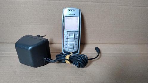 Oude GSM Nokia 3120 met lader