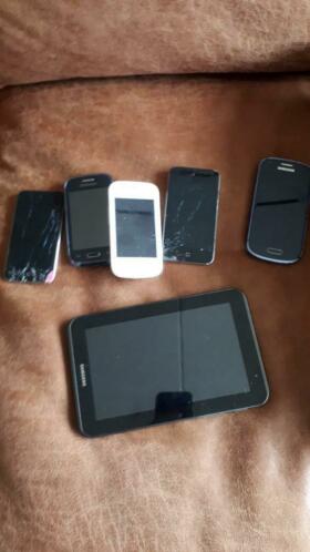Oude Ipods, telefoons en tablet.