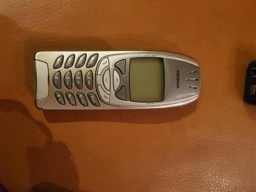 Oude mobiele telefoon Nokia, zilver