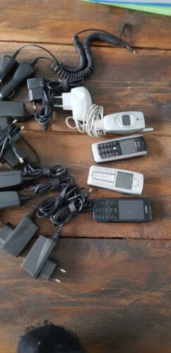 Oude mobiele telefoons en laders