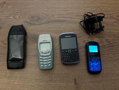 Oude mobiele telefoons. Nokia 3410 , alcatel Blackberry 9320