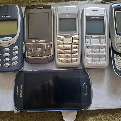 Oude Nokia en Samsung telefoon
