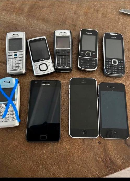 Oude Nokia, iPhone , Samsung werkend ooit weg gelegd