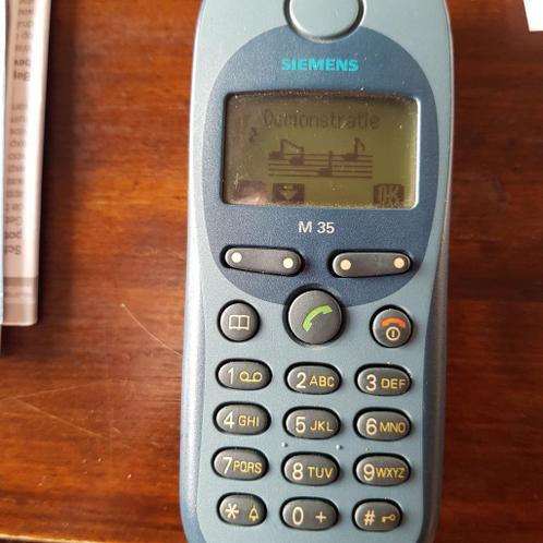 Oude  Siemens telefoon met oplader