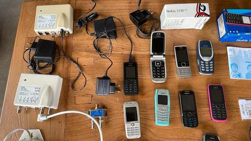 Oude telefoons, opladers, iets voor de Techneut