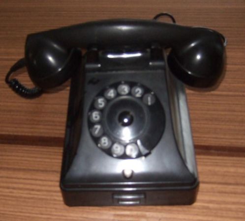 Oude zwarte telefoon met draaischijf