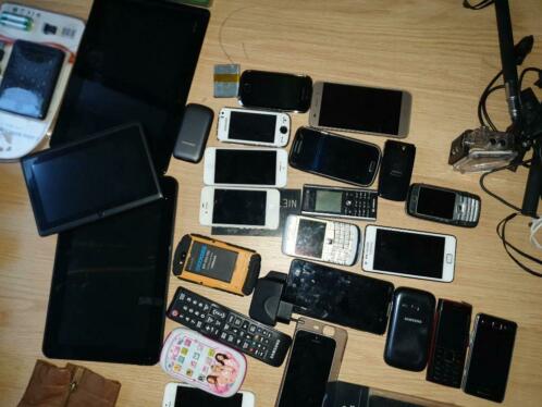 oudere mobiele telefoons en 3 tablets samen  35 euro