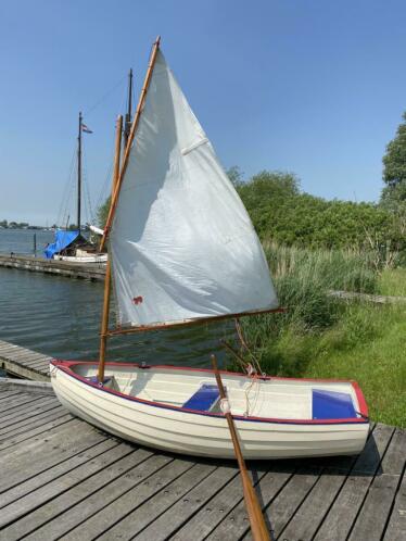Overnaads polyester roeizeilbootje (dinghy)