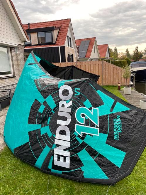 Ozone Endure 12M  board amp trapeze