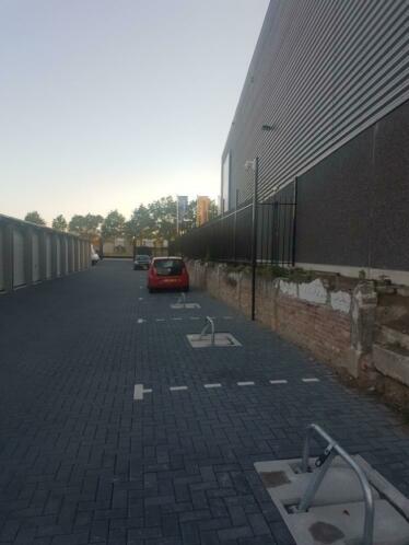 parkeerplaats bewaakt bij boxcomplex tilburg 5 stuks .