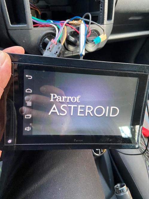 Parrot Asteroid Multimedia Carkit met navigatie apps