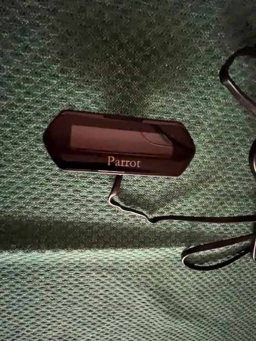 Parrot carkit MK i9100 voor handsfree bellen in de auto.