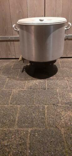 Particelstijgernoten koken  Grote pan grote gaspit