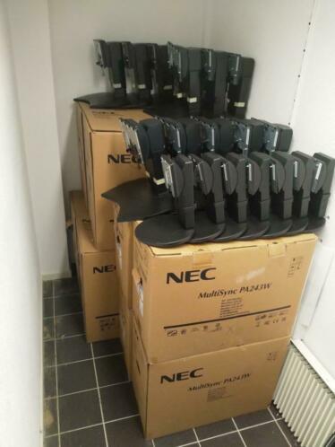 Partij 115x NEC MultiSync 24 en 30034 monitorvoeten