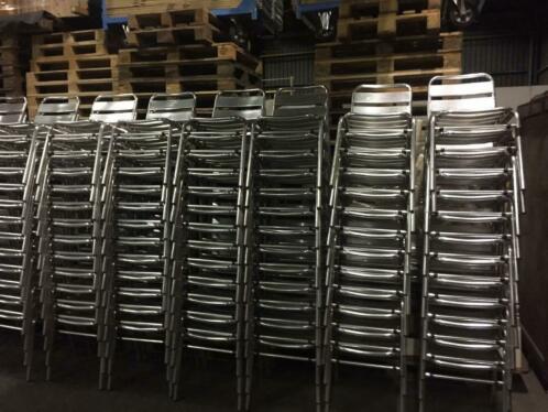 Partij aluminium terrasstoelen 105 stuks