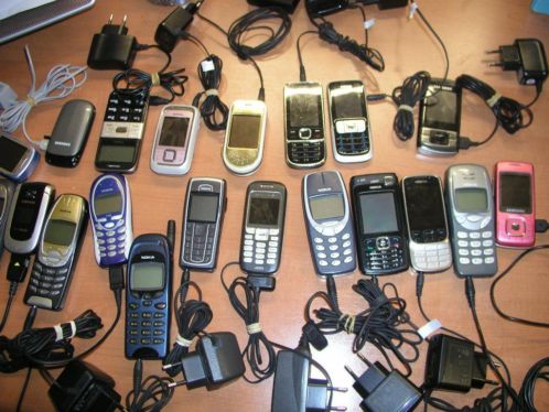 Partij mobiele telefoons met oplader te koop