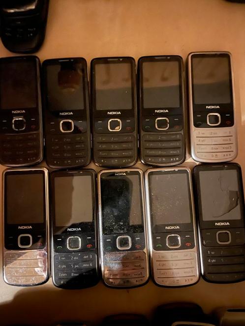 Partij van 10 oude Nokia telefoons