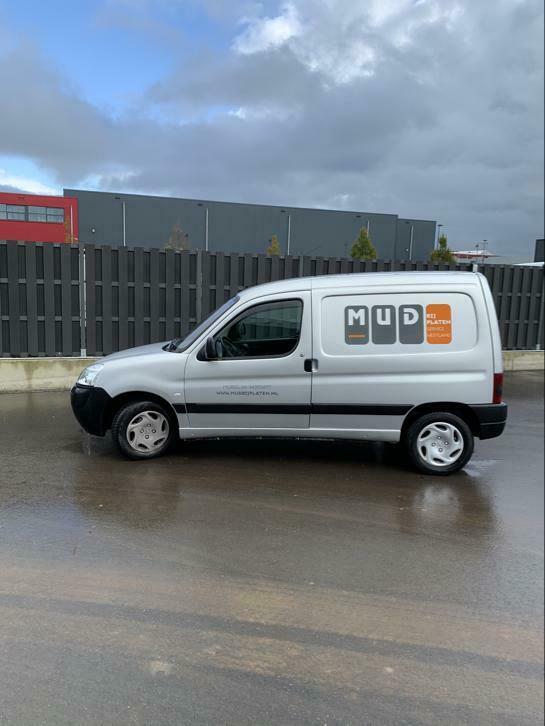 Partner Bedrijfsbus weinig km goede winterbanden