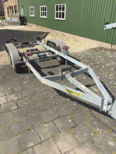 PEGA dubbelassige stallingstrailer