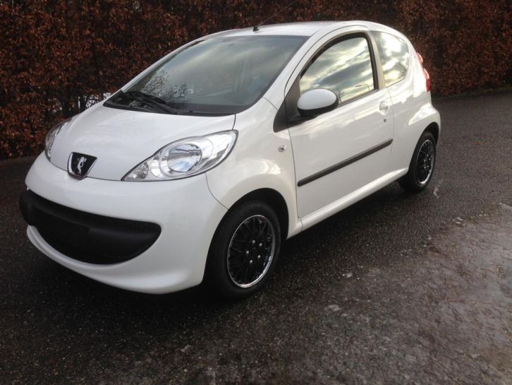 Peugeot 107 1.0 12V 3 Drs wit Urban Move Full option